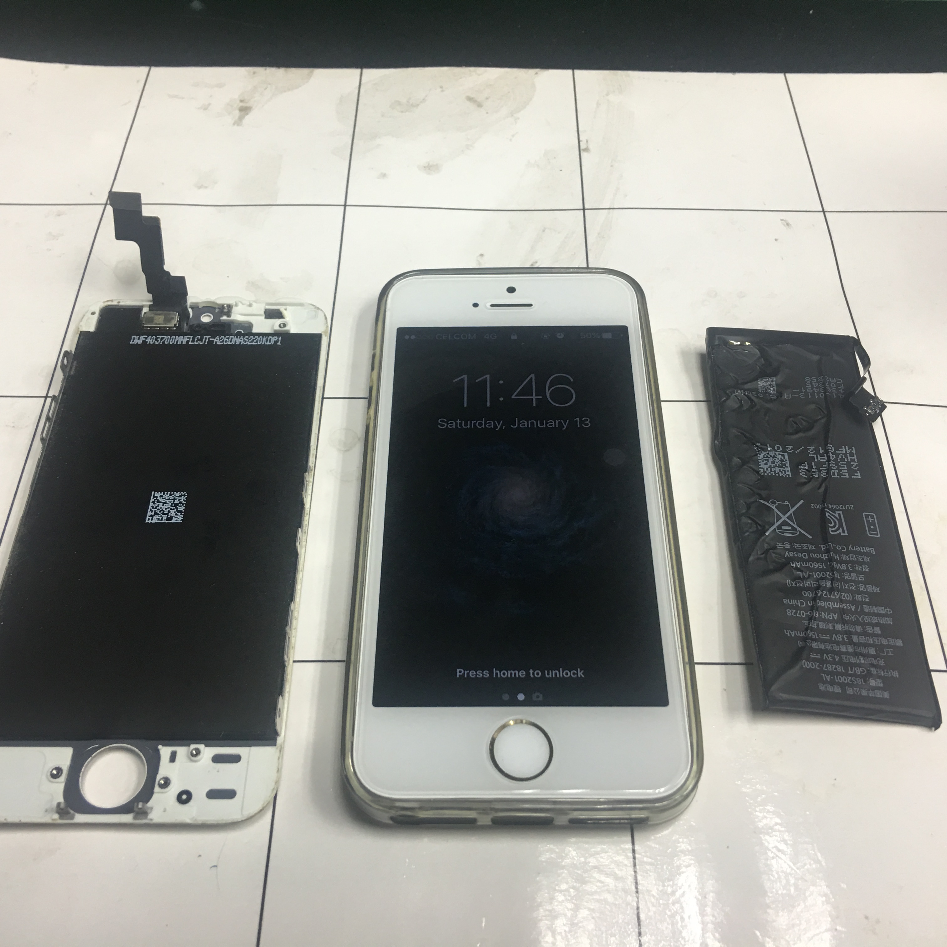LCD & Battery iPhone 5s Replacement