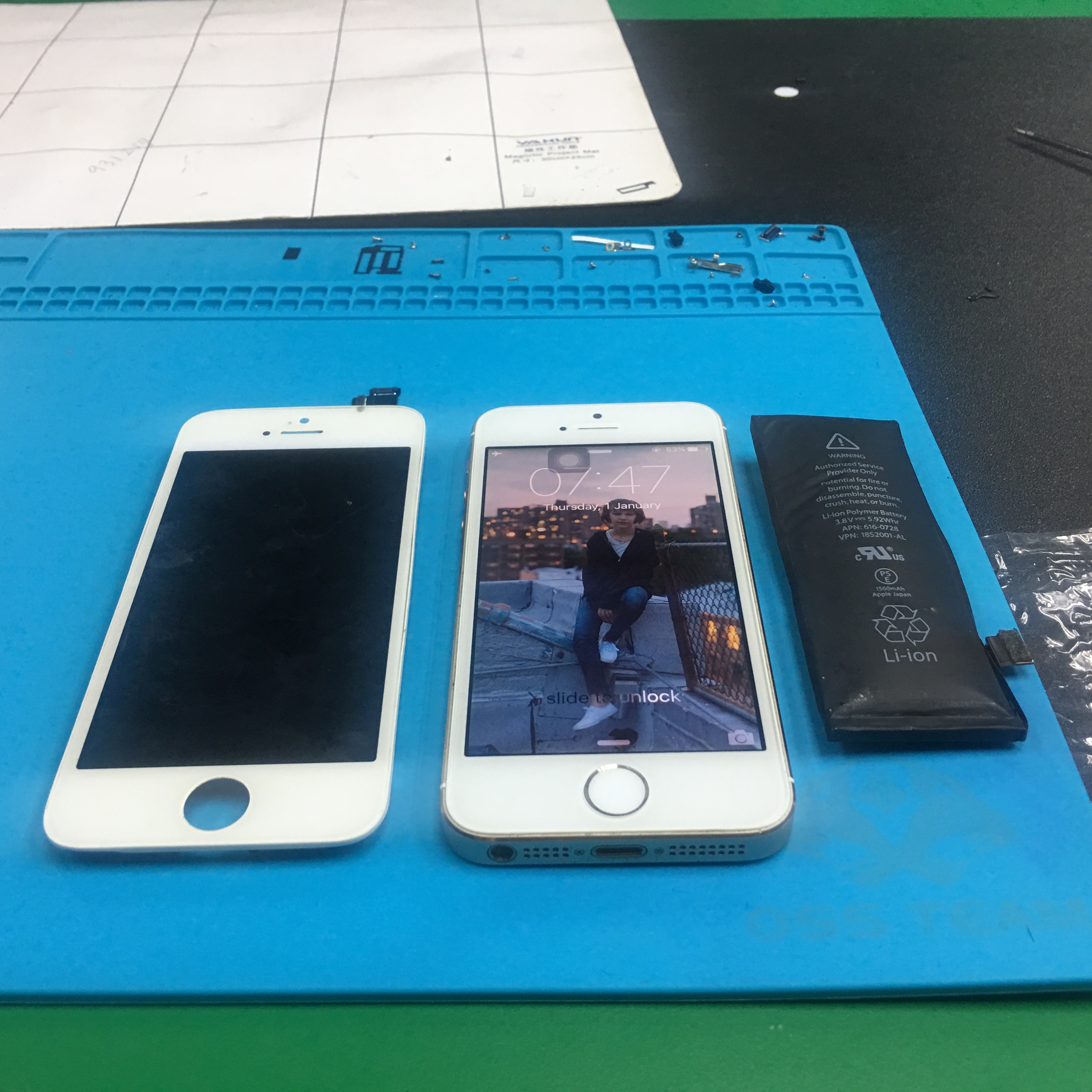 LCD & Battery iPhone 5s Replacement